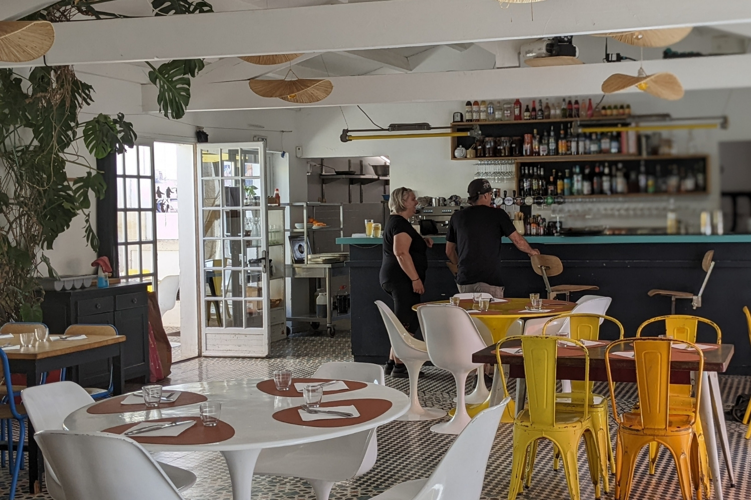 salle de restaurant avec deux personnes au comptoir