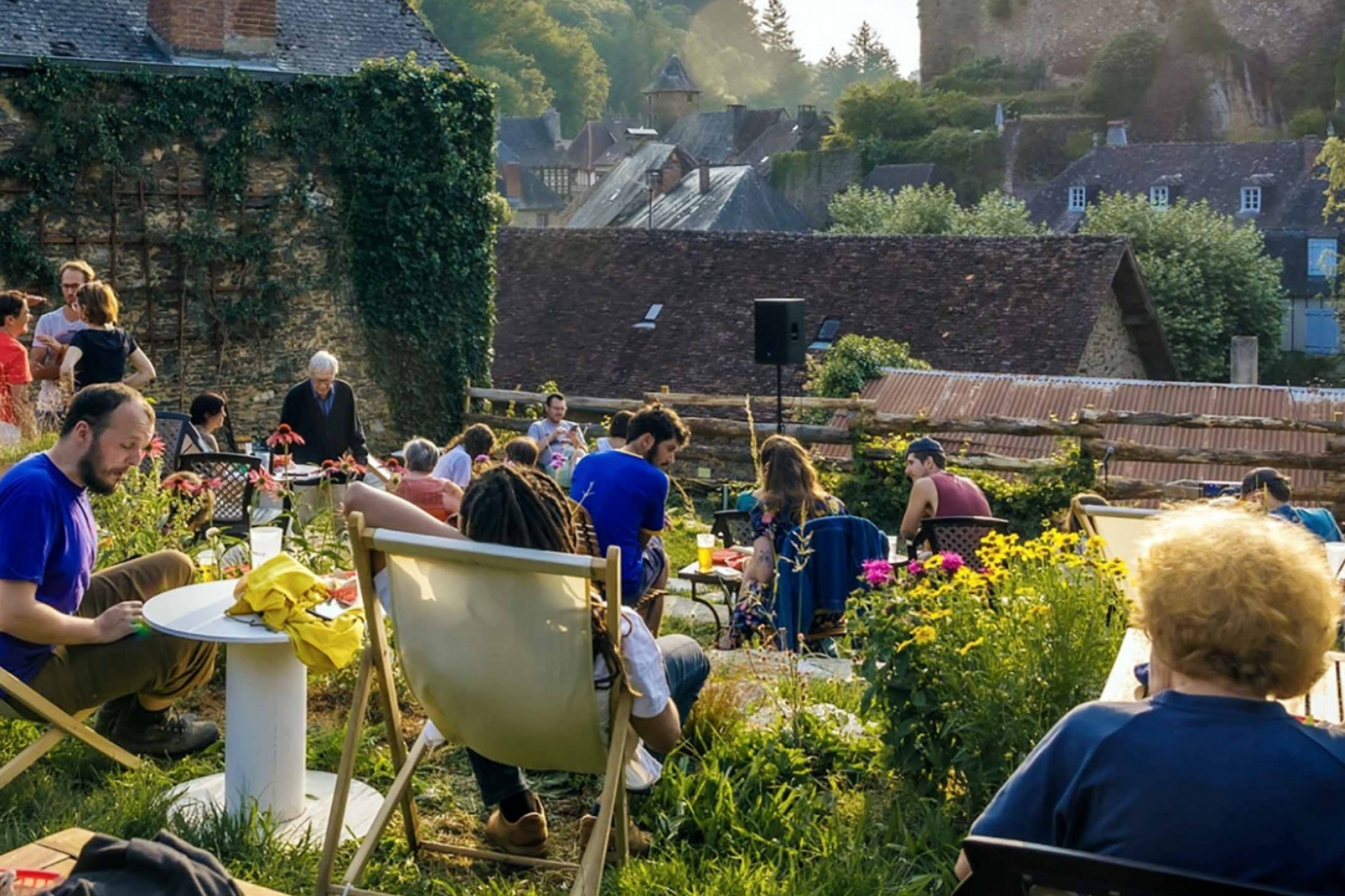 des personnes assises sur des transats et profitant de la vue de la terrasse