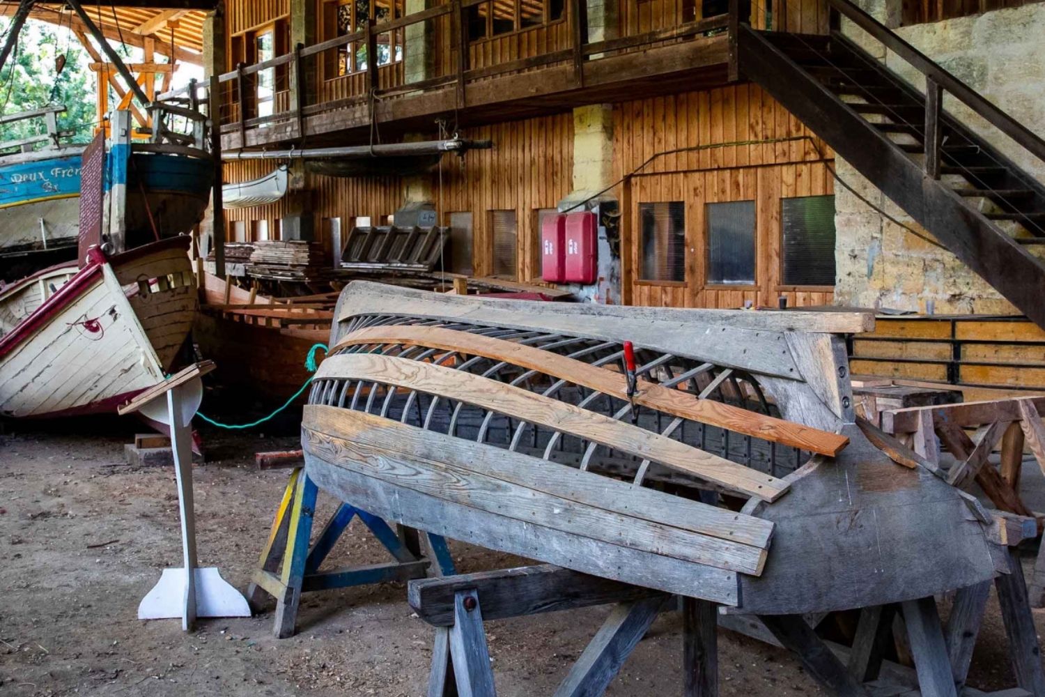 des barques sous un hangar