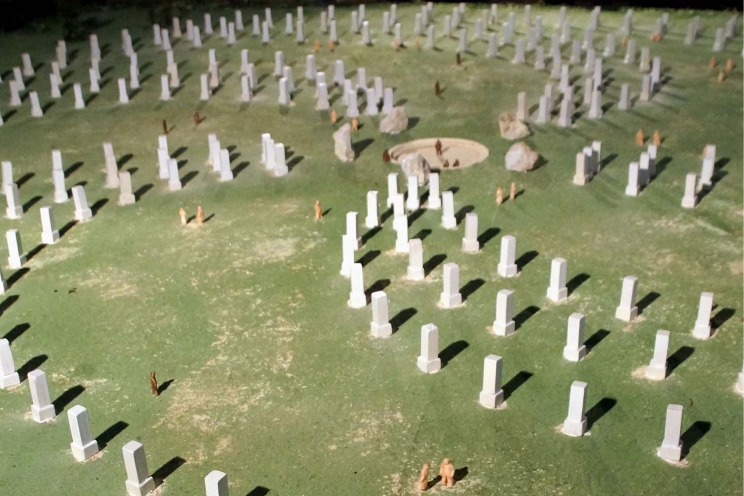 multiples sculptures dans un champ