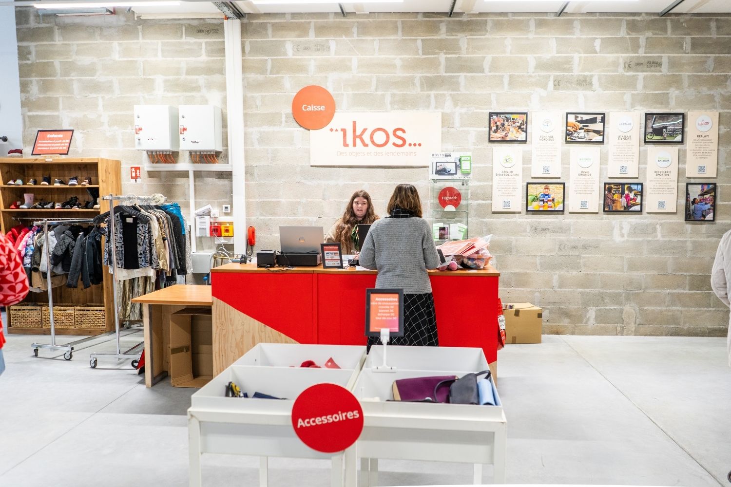 une femme devant un comptoir de vente achetant un article de seconde main