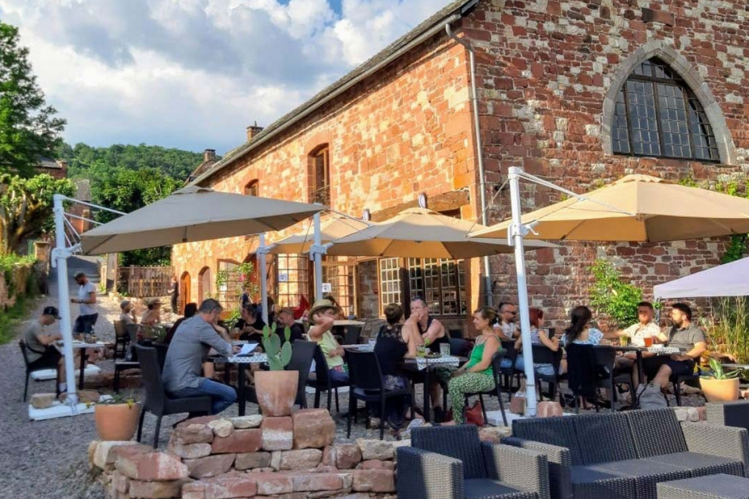 terrasse avec des clients profitant de la cuisine