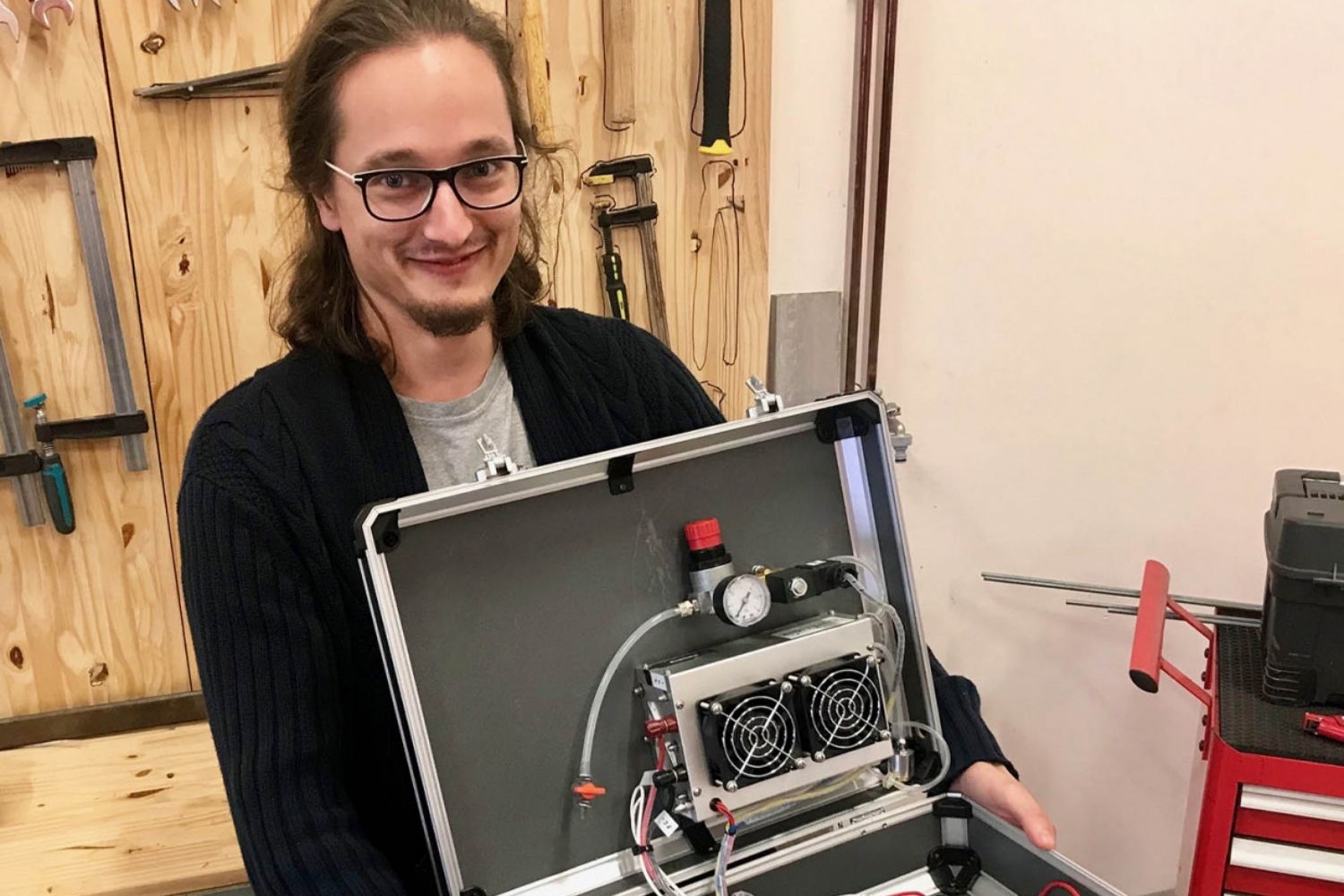 un homme tenant une machine entre ses mains