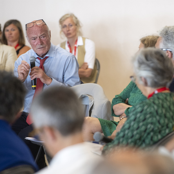 Alain Rousset lors d'une conférence, micro à la main