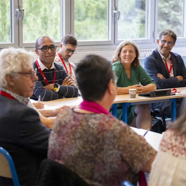 des personnes discutant lors d'une table-ronde