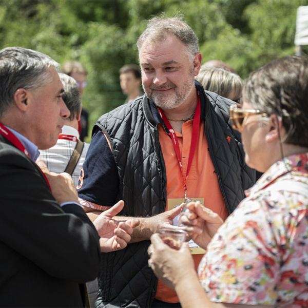 trois personnes en pleine discussion