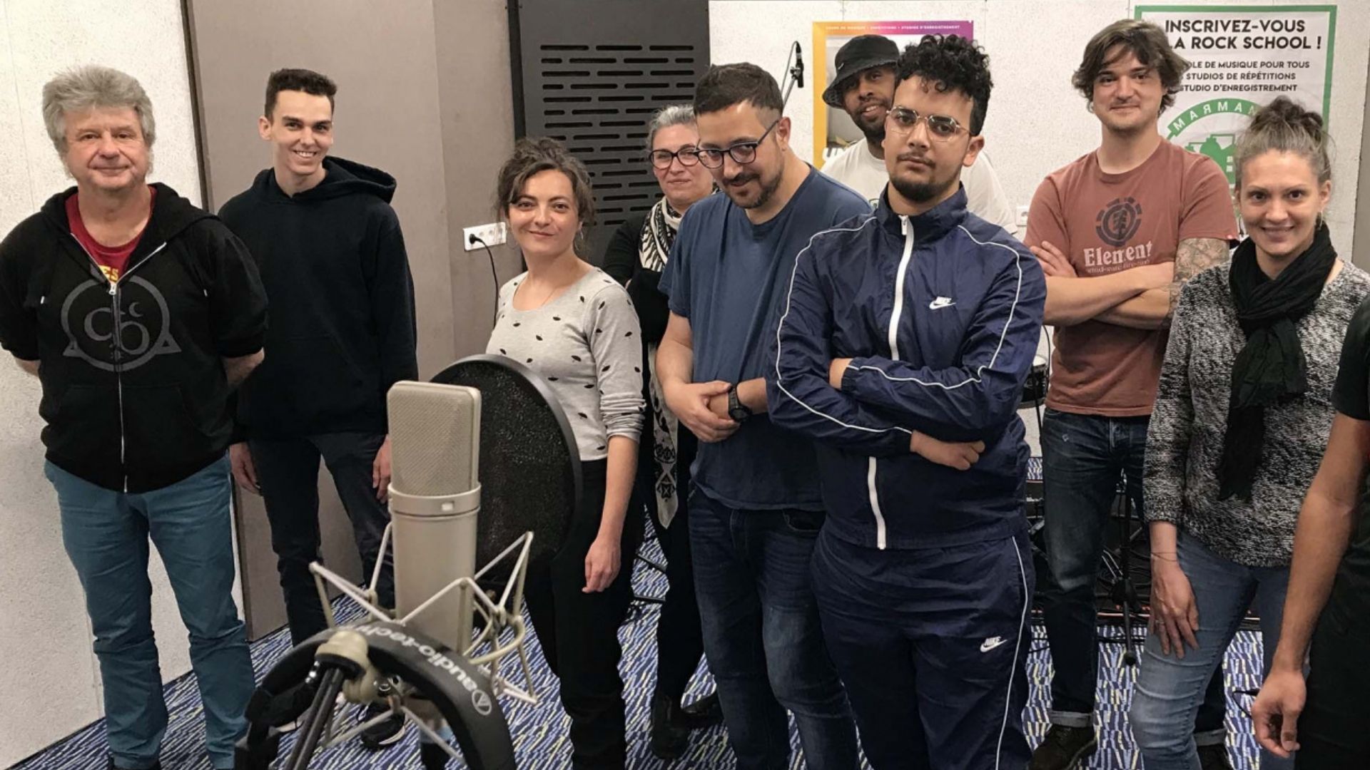 un groupe de rap en studio
