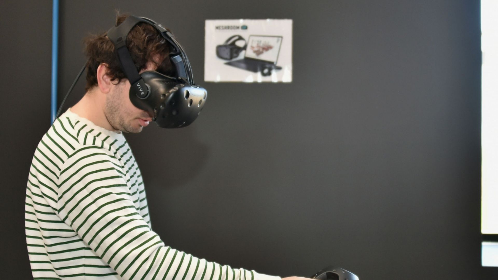 un homme testant un masque virtuel