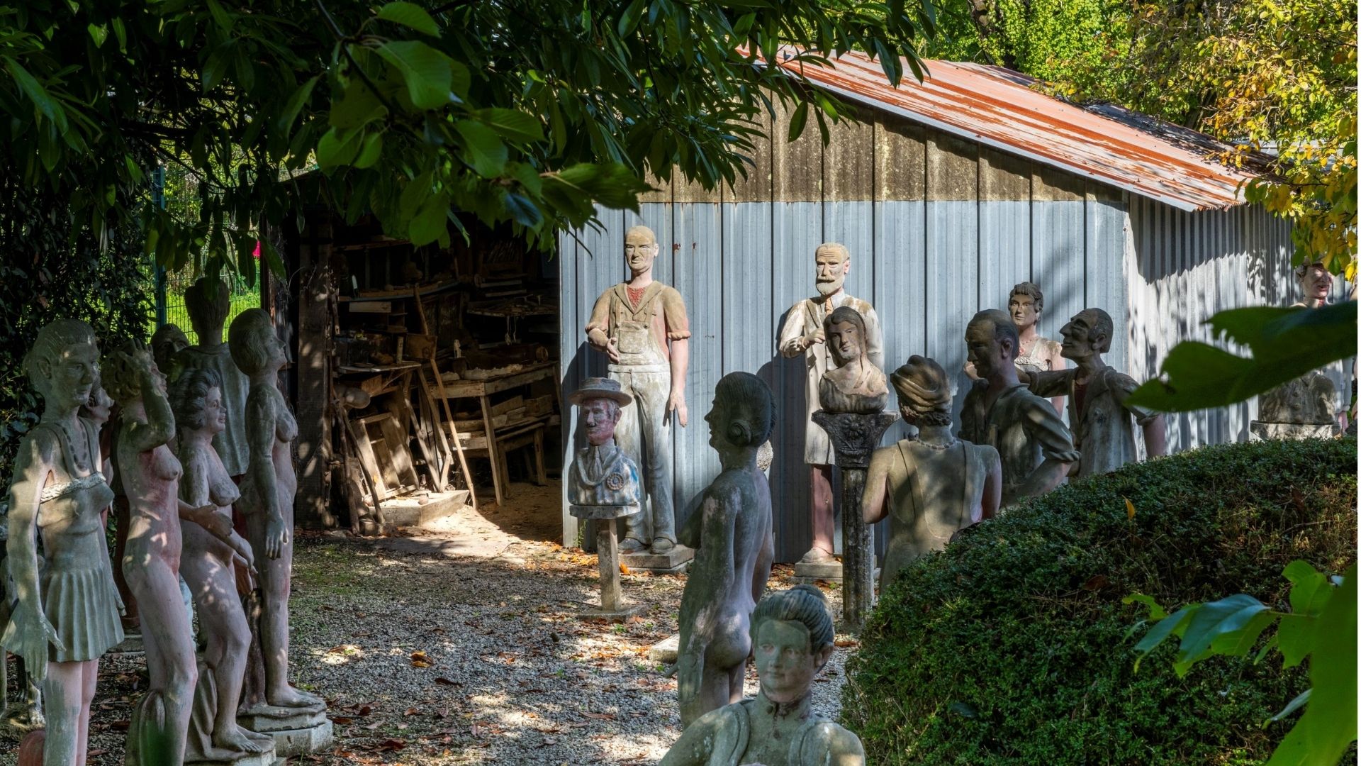 plusieurs statues devant un cabanon