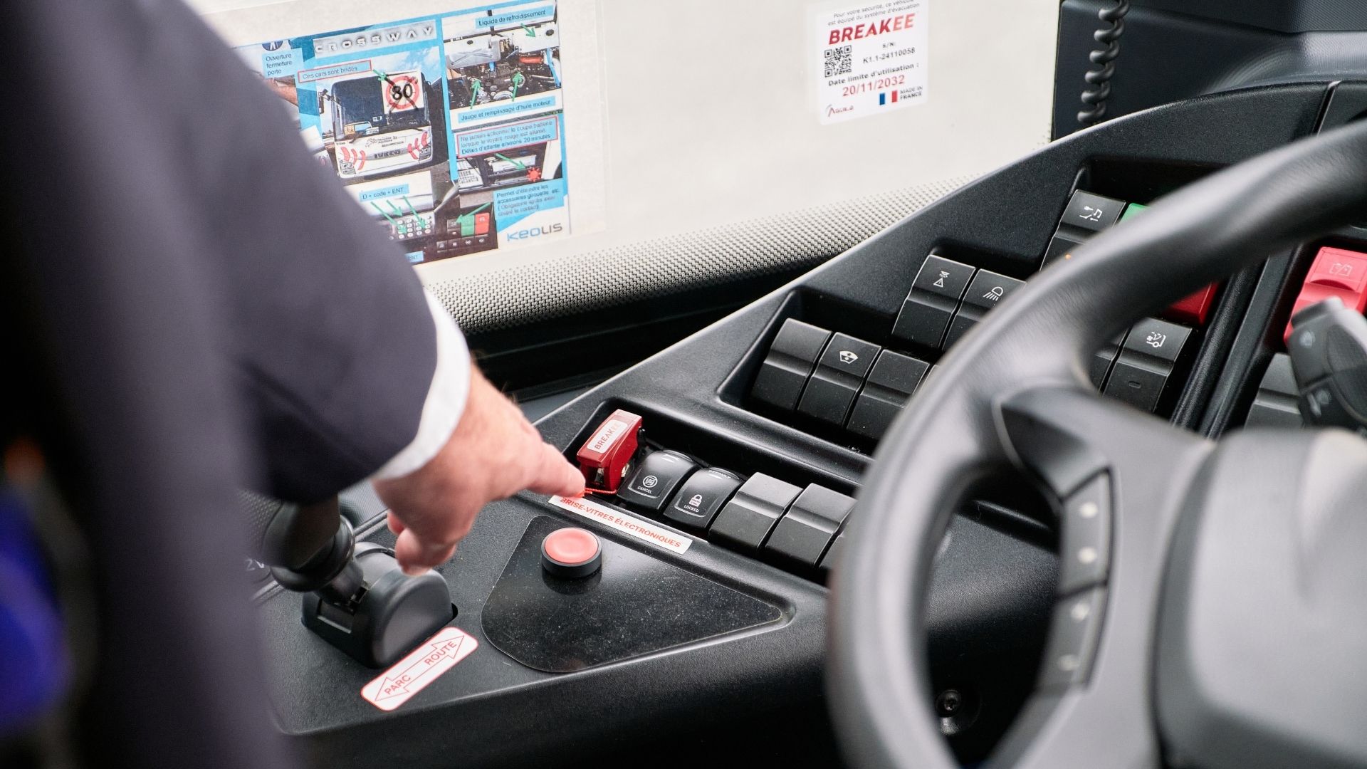 un chauffeur de bus appuyant sur des boutons