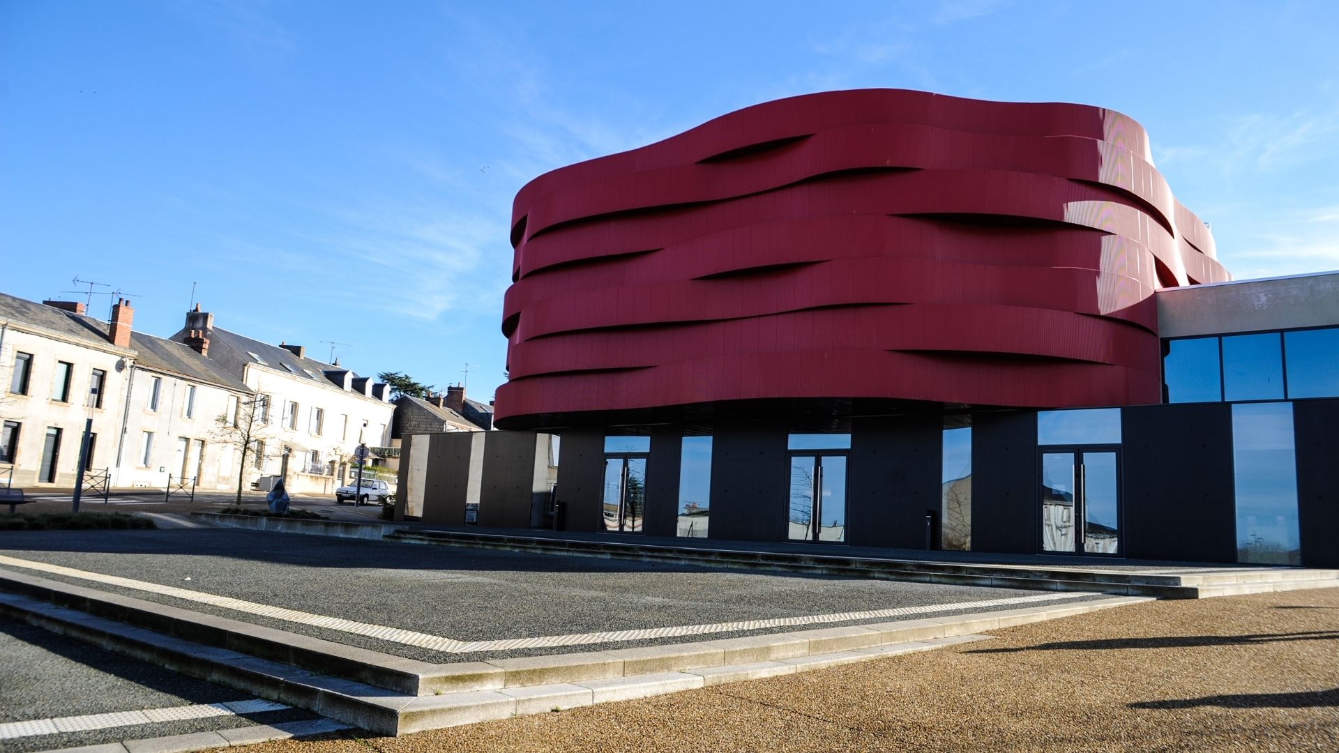 façade du théâtre moderne avec ses tons rouge et noir