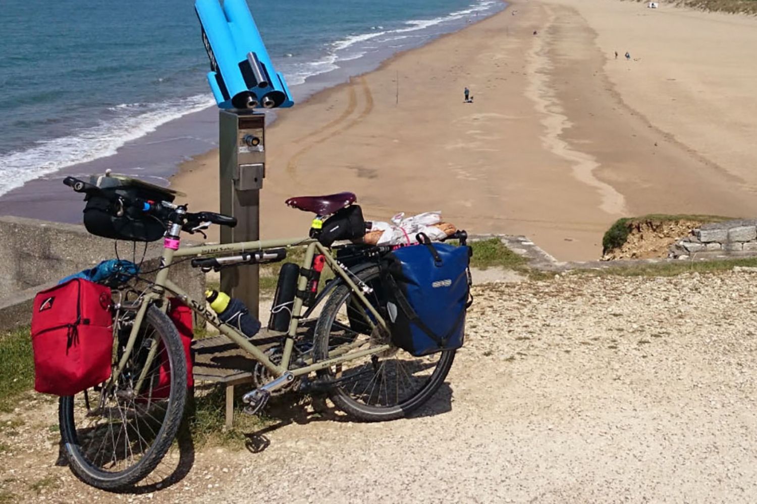 un vélo devant une grande plage