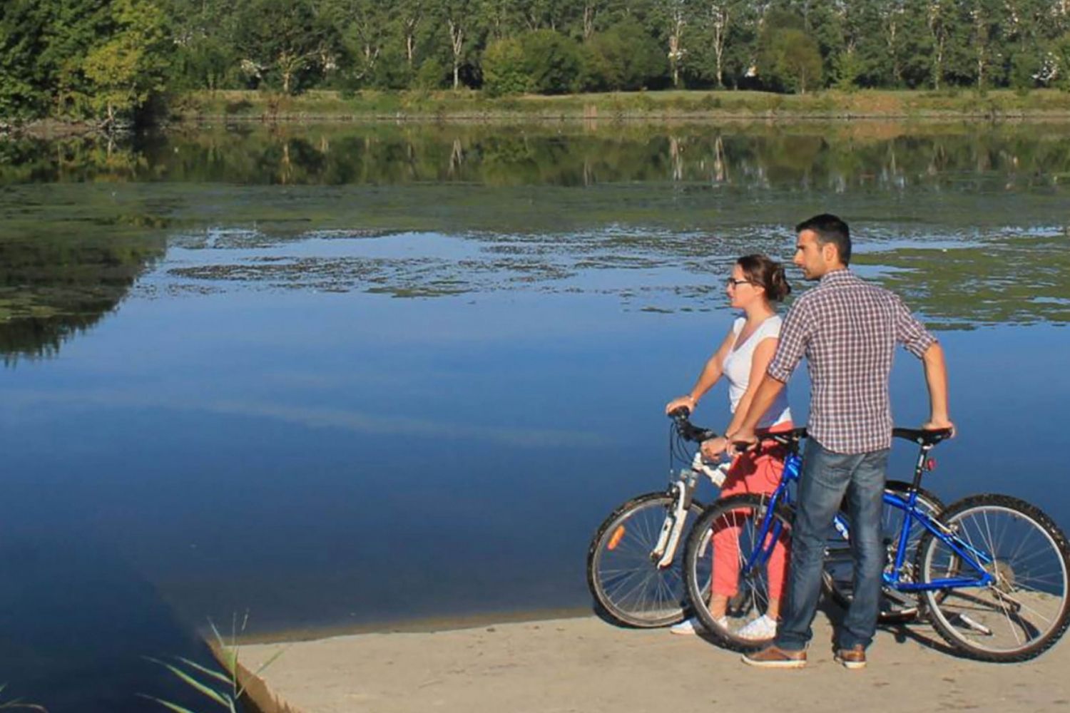 un couple à côté de leur vélo regardant le paysage
