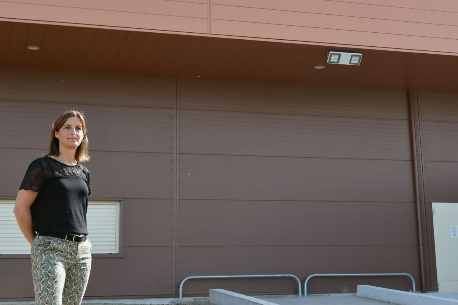 une femme devant une enseigne