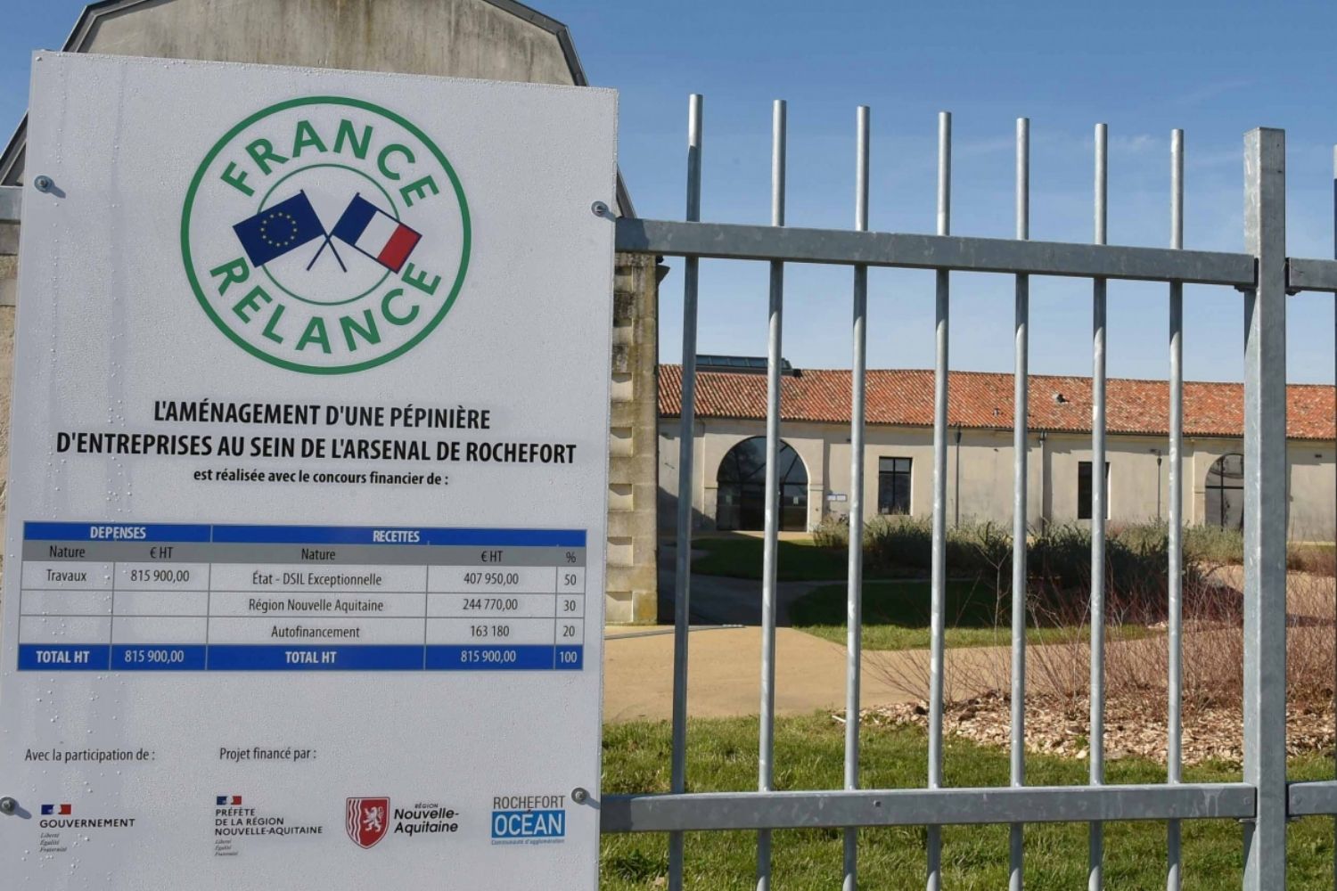 panneau de chantier devant le lieu 