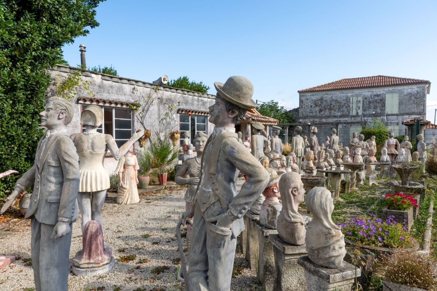 plusieurs statues dans une cour de maison