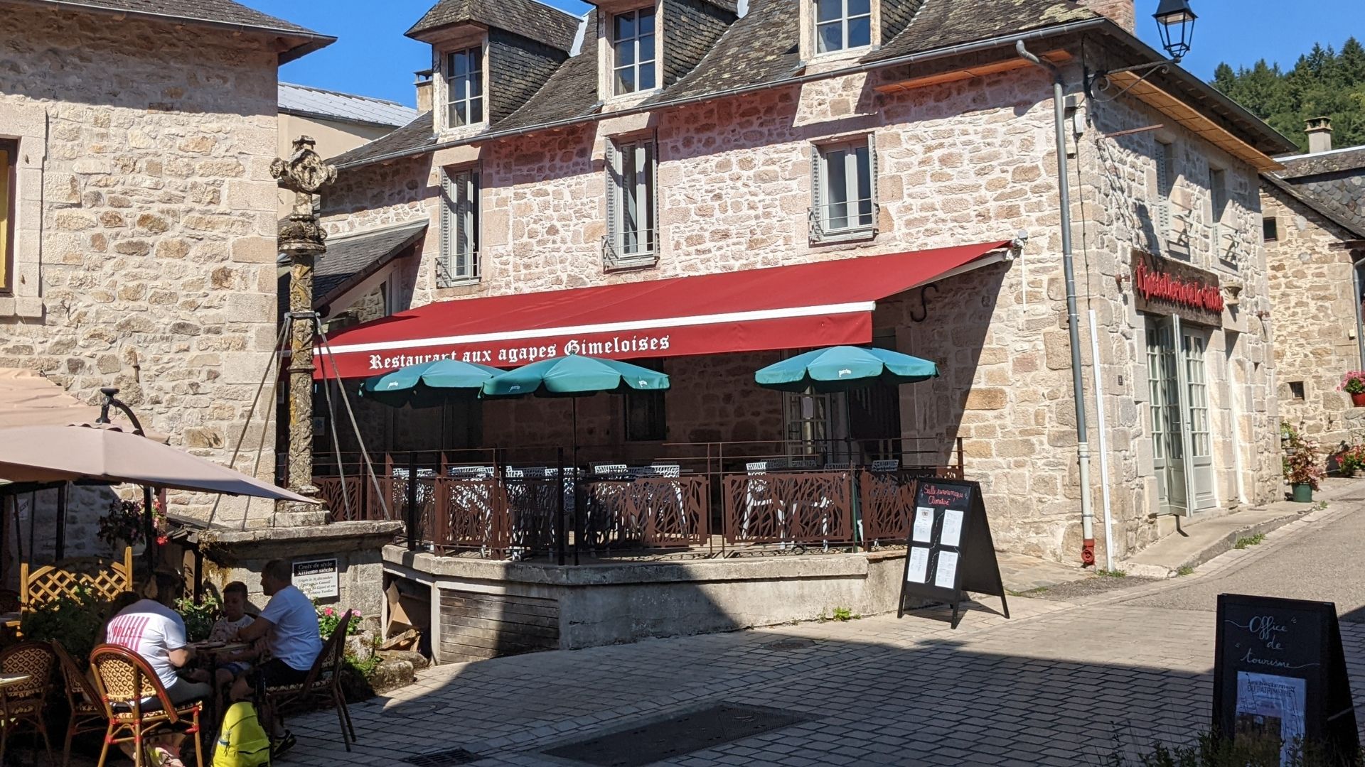 vue extérieur du restaurant avec ses vieilles pierres