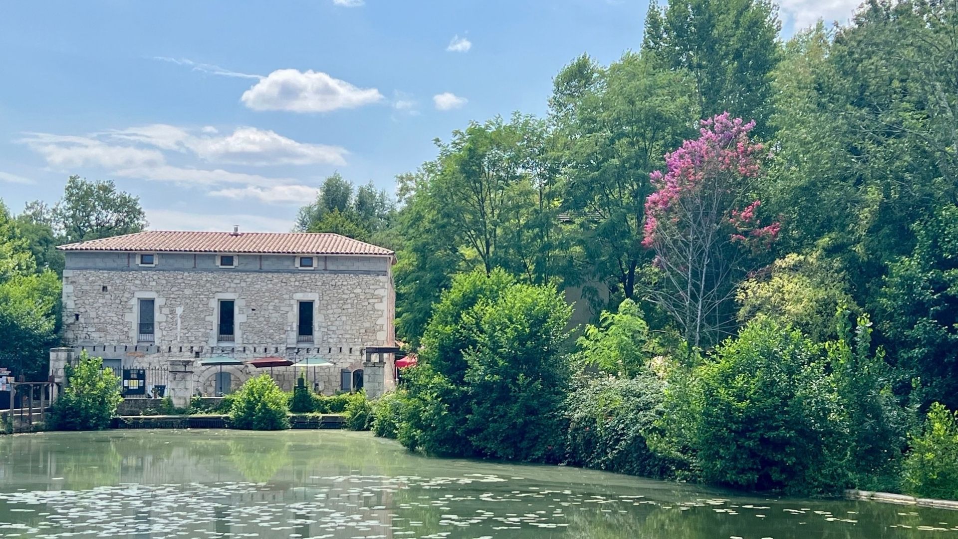 vue du moulin et du plan d'eau
