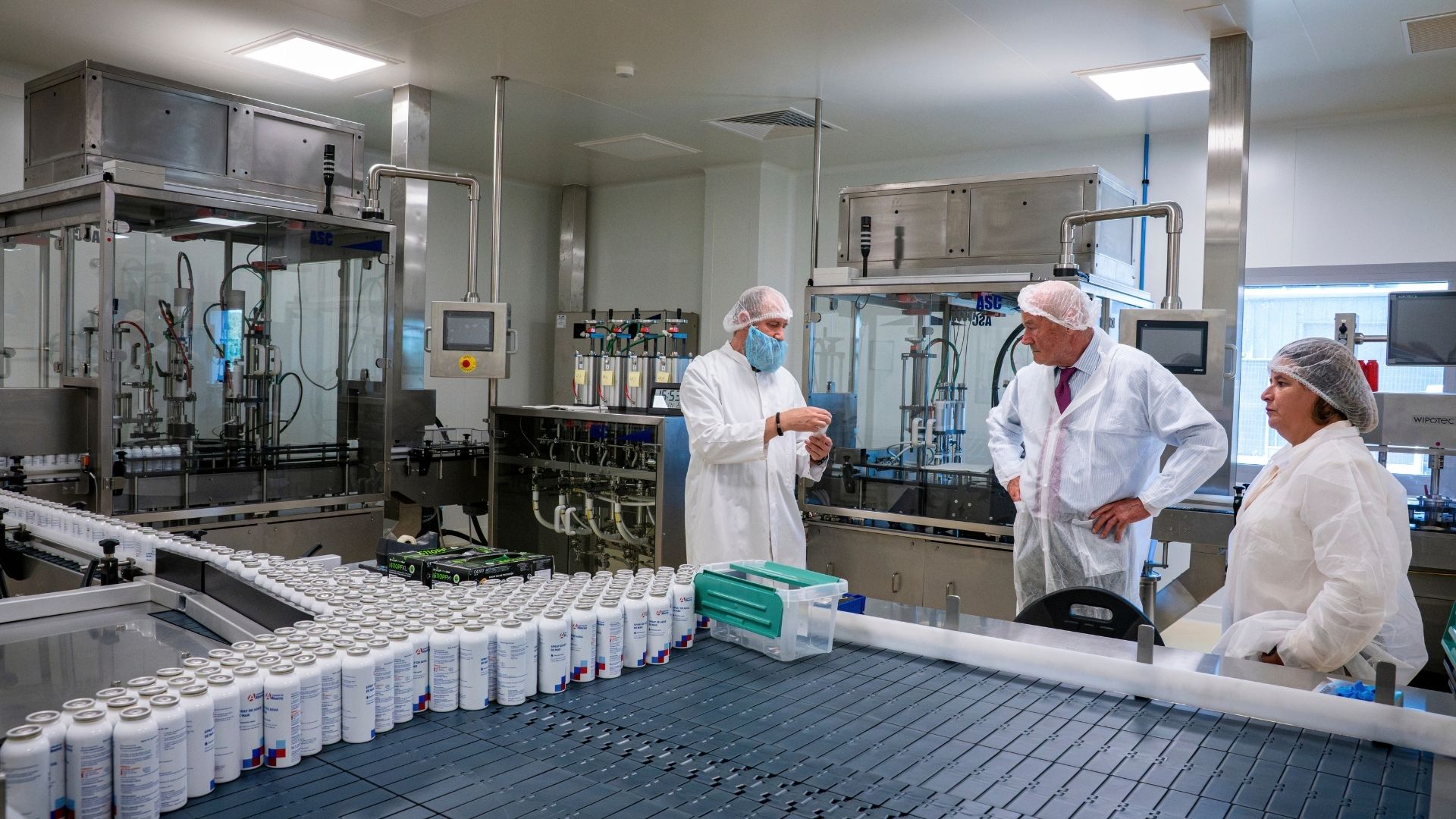 Alain Rousset et Laurence Rouède lors de la visite d'un laboratoire