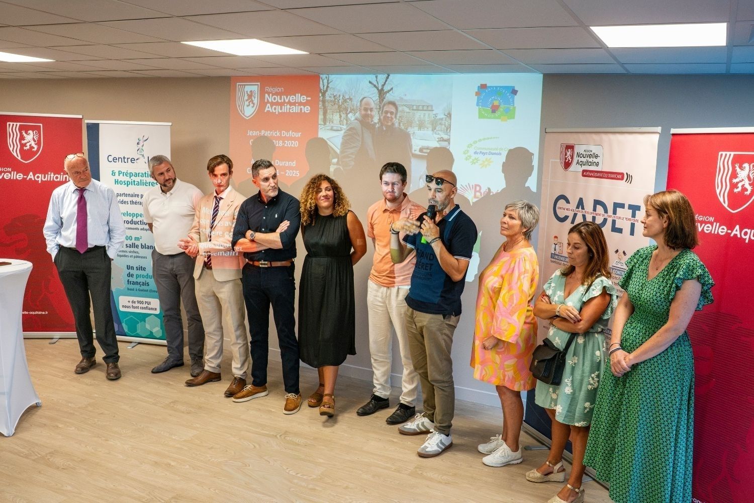 plusieurs personnes devant des kakémonos et présentations