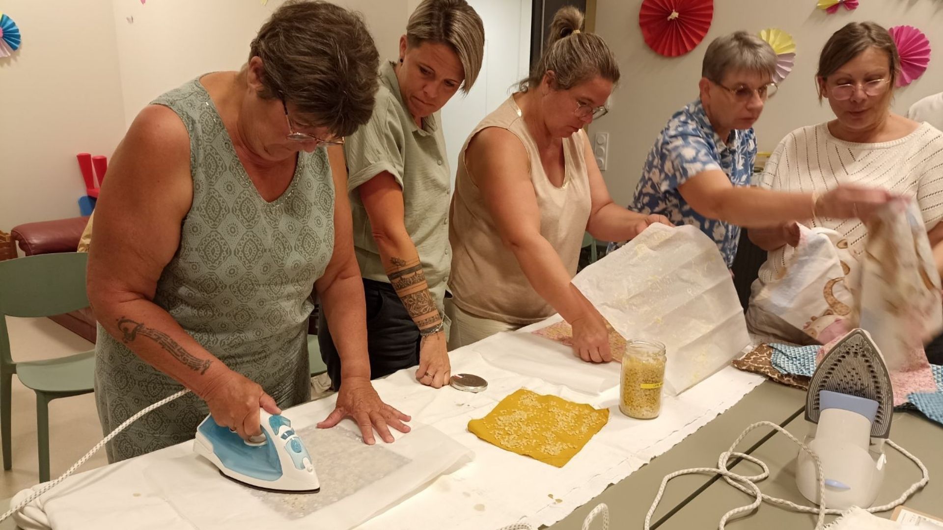 Des femmes lors d'un ateliers coutures