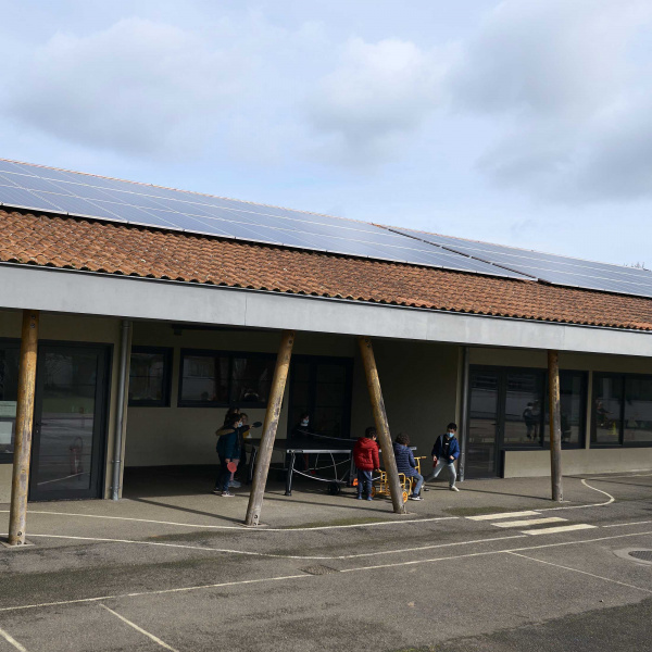 Préau d'école couvert de panneaux photovoltaïque