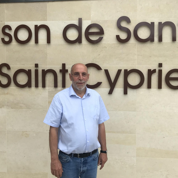 Maire de Saint-Cyprien devant le panneau de la maison de santé