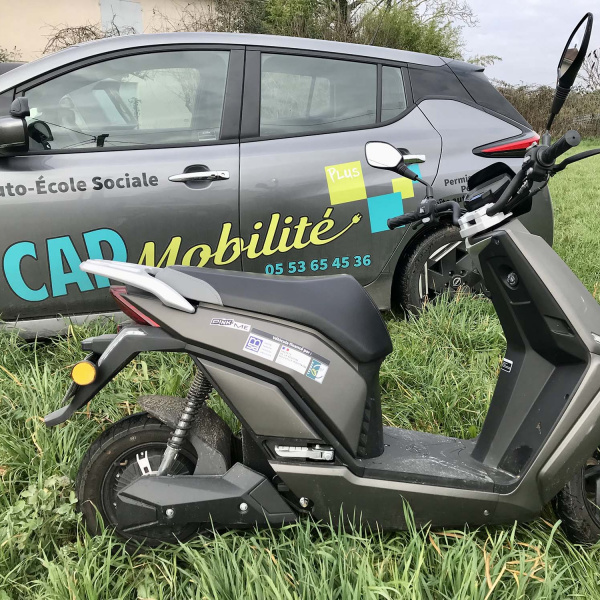 Un scooter et une voiture floquée Cap mobilité 