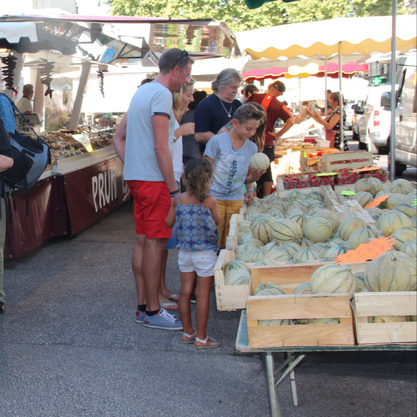Un marché l'été, stand de melons et fruits et légumes