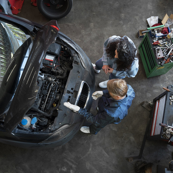 vue plongeante sur une réparation automobile dans un garage
