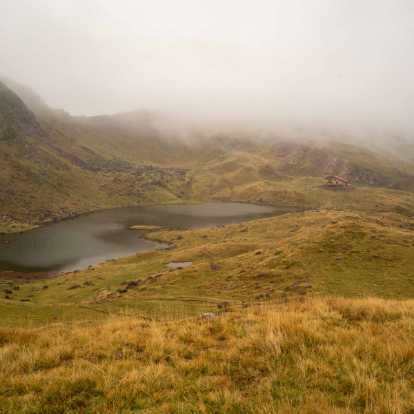 lac de montagne, brume et refuge