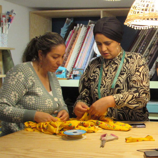 Trois coutières autour d'un tissu jaune 