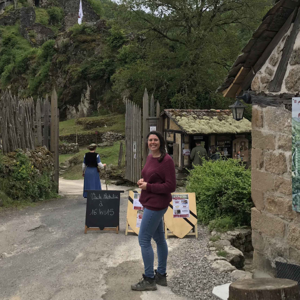 Femme devant une tour, monument historique