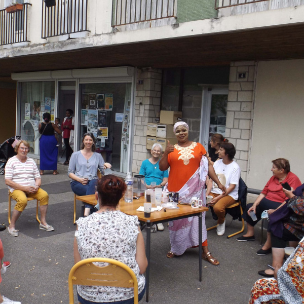 plusieurs femmes autour d'une table afin d'échanger un moment convivial