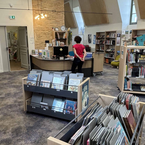 Salle bibliothèque avec livres