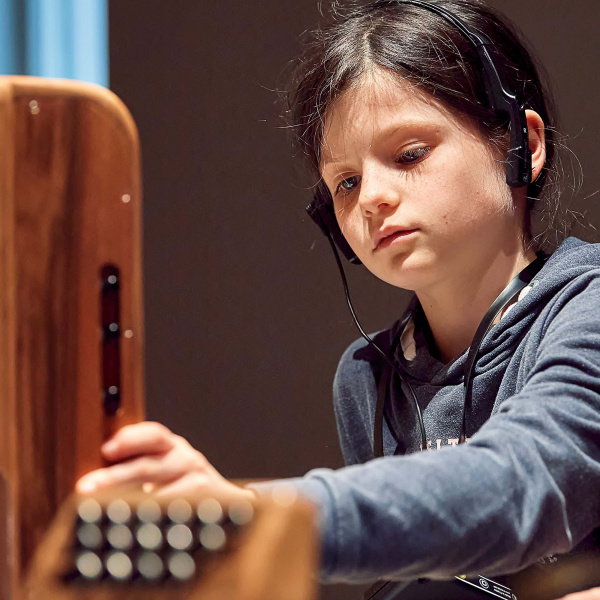 une petite fille manipulant un accordéon