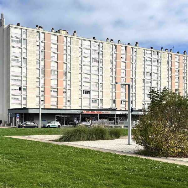 zone commerciale sous barre d'immeuble