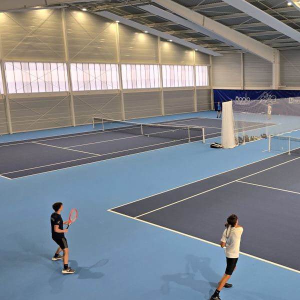 deux joueurs de tennis sur un cour