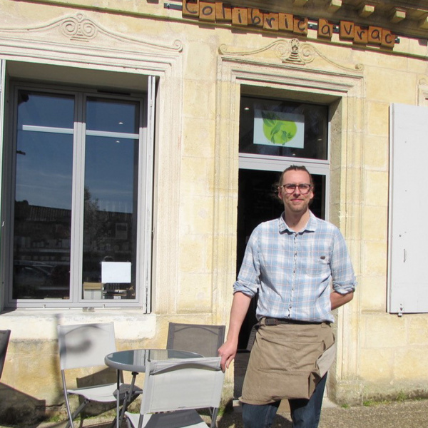 Mathieu devant son épicerie