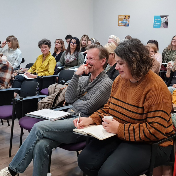 Groupe de personnes dans une salles en réunion