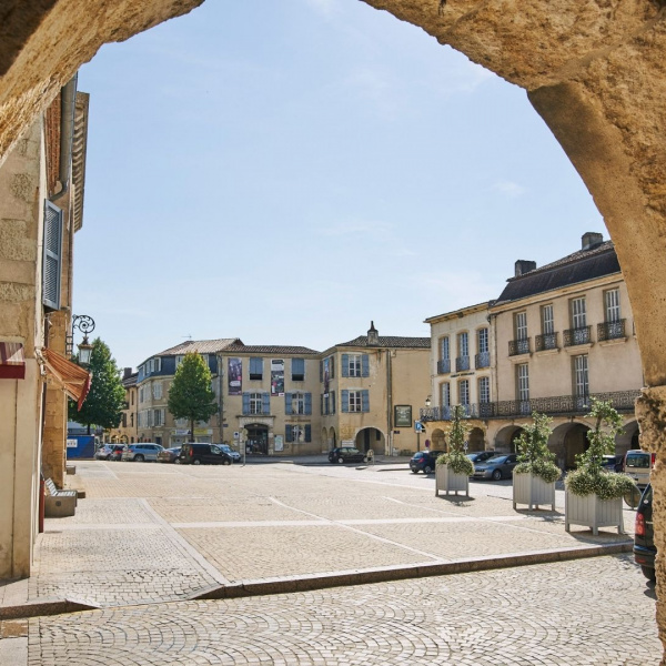 vue de la petite place, avec des commerces sur la commune de Saint-Sever